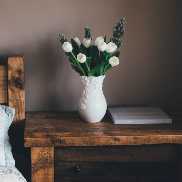 interior-design-32-1 Jarrón blanco con flores blancas de decoracion